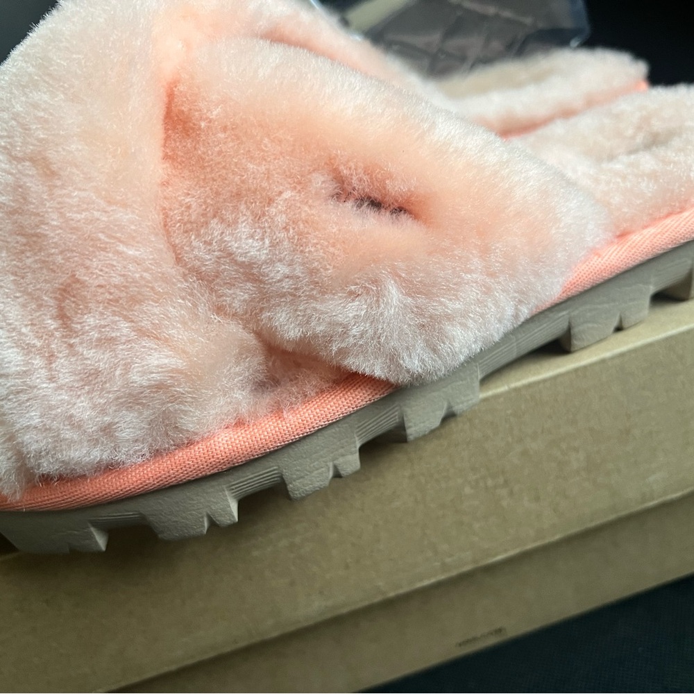 Women’s UGG outdoor slippers. Size 7. NEW!
